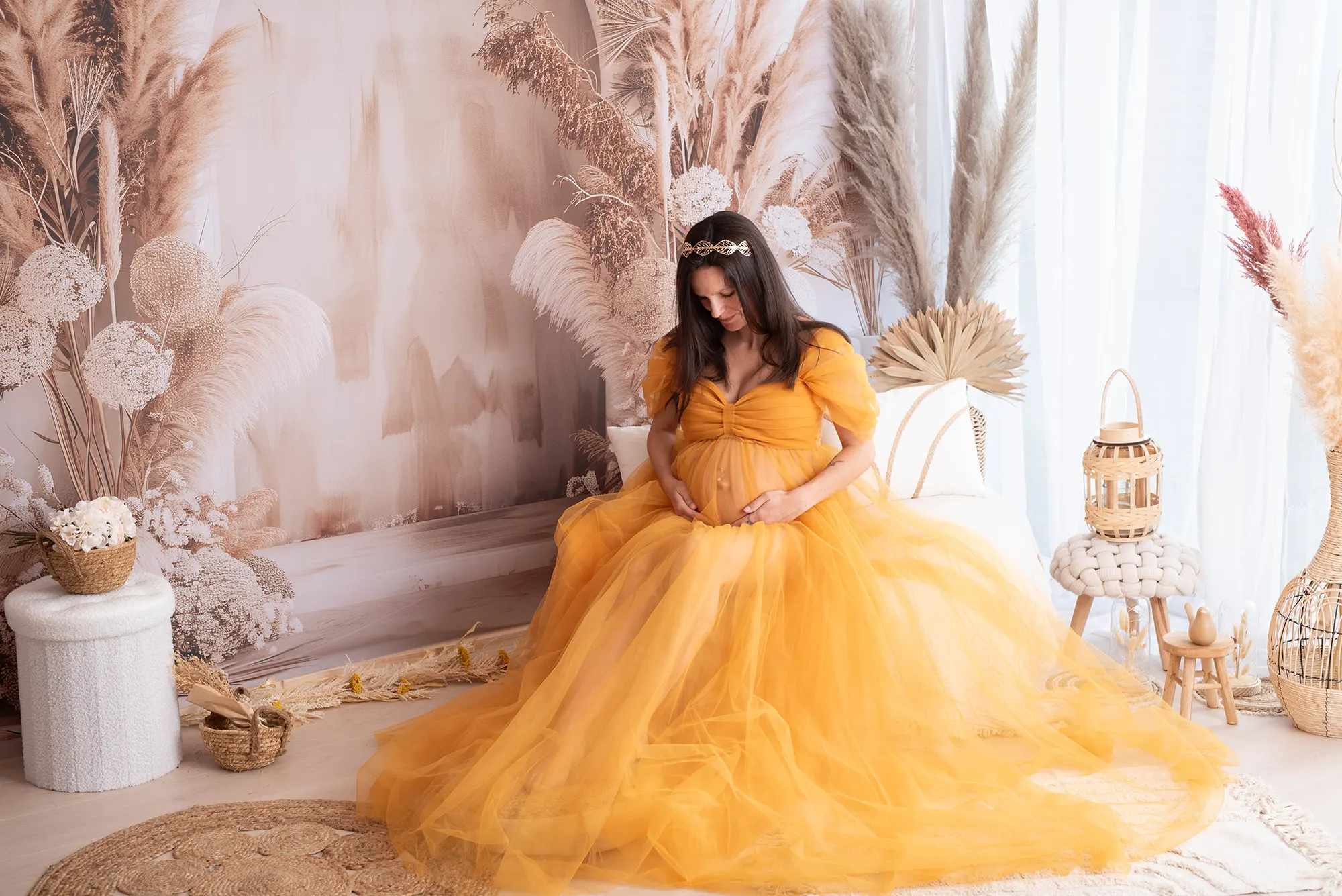 Photographe grossesse Le Mans - maman en robe jaune