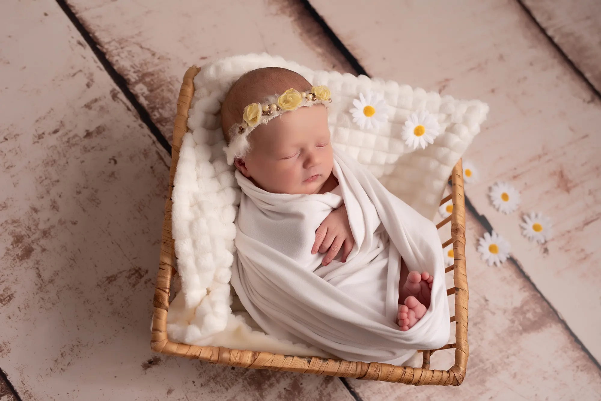 Photographe naissance Sarthe - Bébé couronné