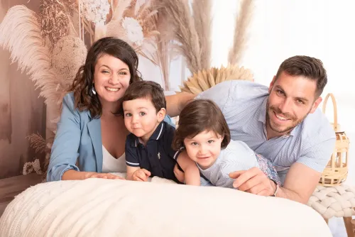 Photo famille en pleine nature à Le Mans – style lumineux et doux