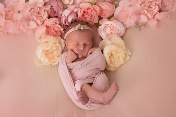 Photographe naissance Sarthe - bébé dans un panier en osier