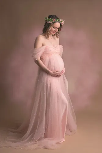 Séance grossesse en studio en Sarthe – ambiance douce et lumineuse