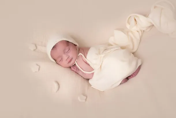 Bébé emmailloté dans un nuage – séance photo à Le Mans