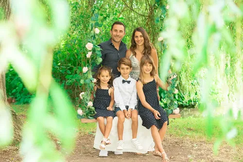 Séance photo famille en Sarthe – moment complice entre parents et enfants