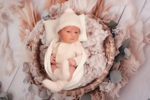 Photographe bébé Le Mans – portrait nouveau-né paisible