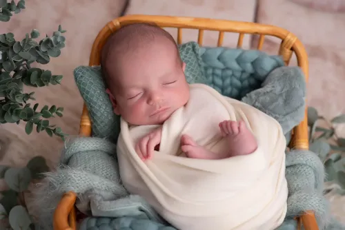 Séance photo nouveau-né en Sarthe dans une petite voiture