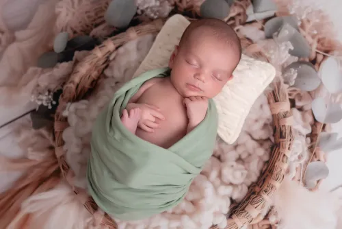 Séance photo nouveau-né à Le Mans – bébé dans un décor bohème