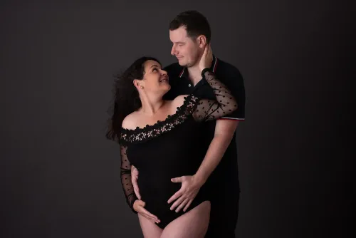 Photographe grossesse à Le Mans – future maman en robe bohème en studio