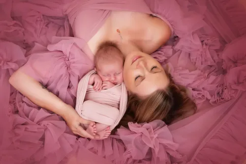 Photographe naissance Le Mans – bébé enveloppé dans un lange naturel