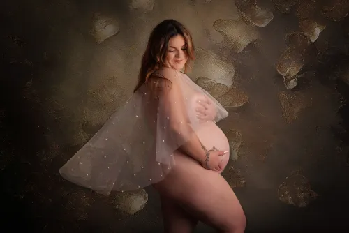 Future maman tenant son ventre – photographe grossesse à Le Mans