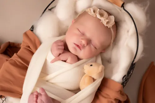 Photographe naissance à Le Mans – nouveau-né endormi en lumière naturelle