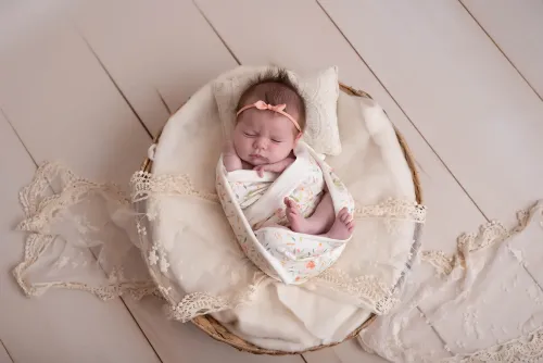 Photographe nouveau-né à Le Mans – portrait délicat en studio