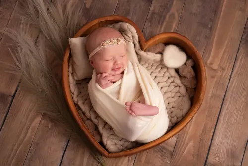 Séance photo bébé en lumière douce en Sarthe