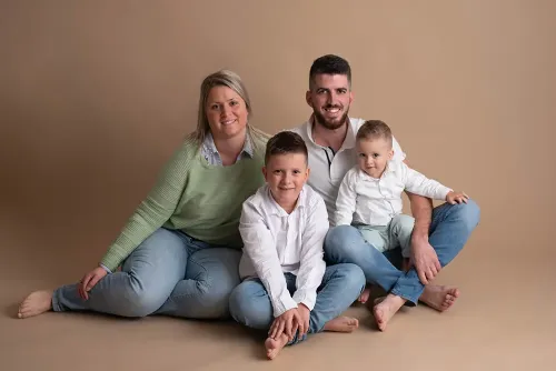 Moment tendre entre maman et bébé – photographe famille Sarthe