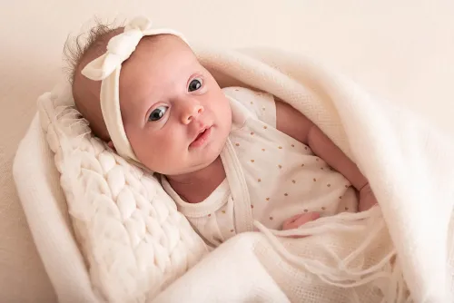 Photographe naissance en Sarthe – portrait en tons bleu et blanc