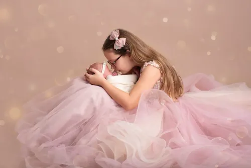 Photographe bébé en Sarthe – portrait en tons beige et blanc