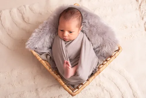 Séance photo nouveau-né en Sarthe style naturel et lumineux