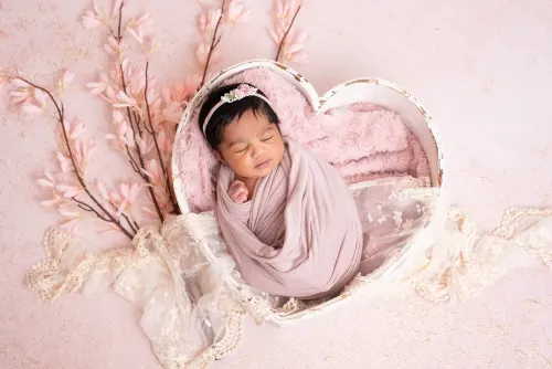 Bébé endormi sur fond clair – séance naissance à Le Mans